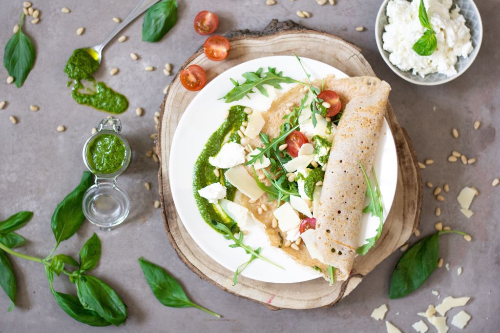 Pohanková palačinka s čerstvým sýrem a bazalkovým pestem