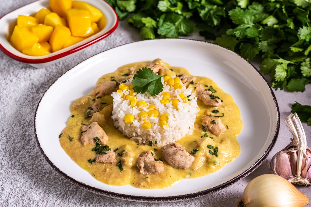 Kuřecí nudličky v mangovo-kokosové omáčce s jasmínovou rýží 