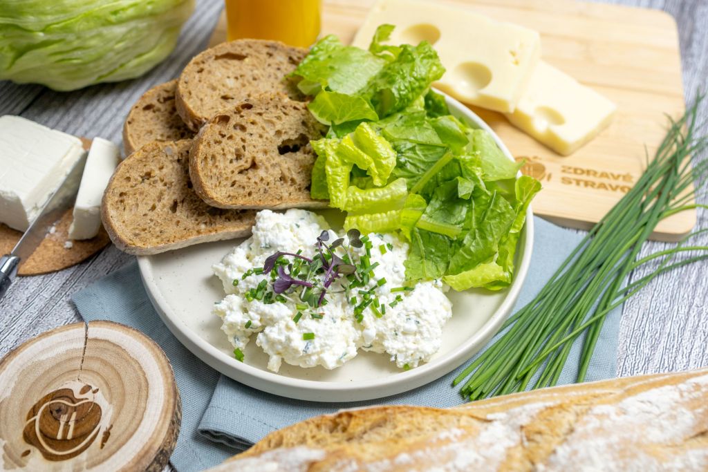 Cottage s ementálem, pečivem a salátem