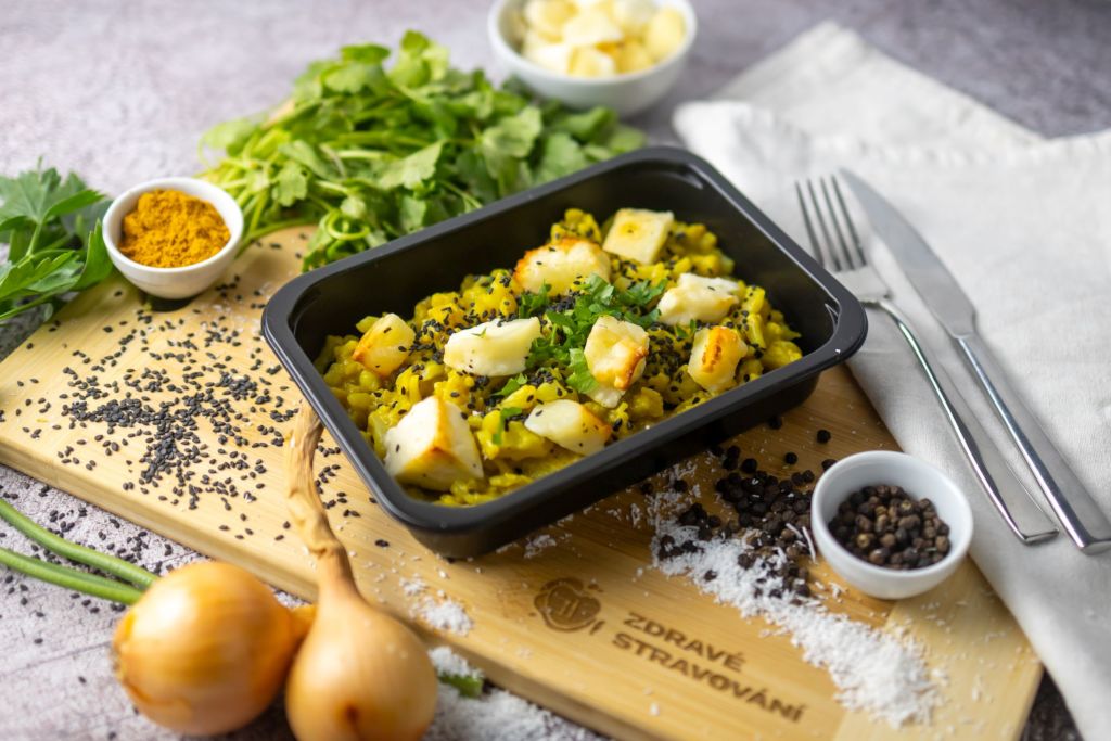 Indická květáková rýže s Halloumi a kokosovým mlékem 