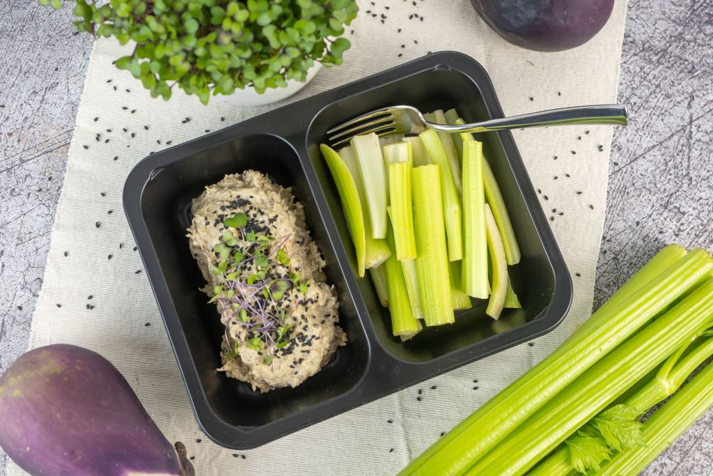 Salsa z pečeného lilku se zeleninovými hranolky z řapíkatého celeru