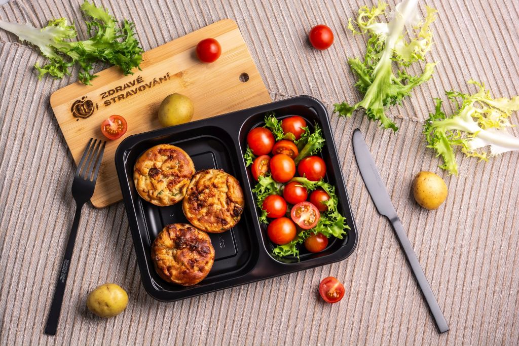 Bramborový muffin se šunkou, mozzarellou a cherry rajčaty