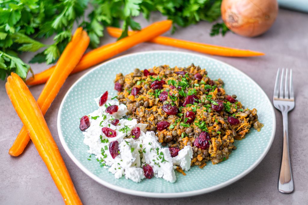 Čočkový salát s kozím sýrem a brusinkami 