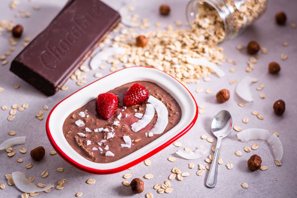 Bezlepkový a bezlaktózový overnight oats s jahodami, ořechy a kokosem