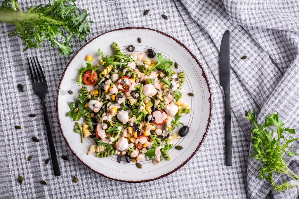 Těstovinový salát se zeleninou, mini mozzarellou a semínky 