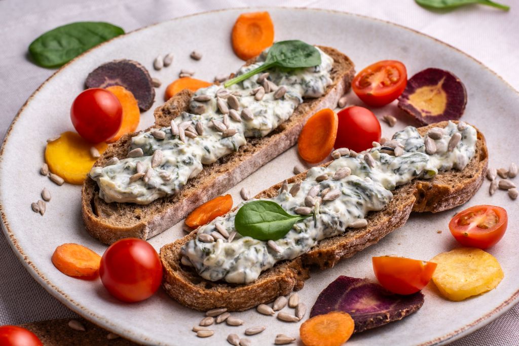 Špenátová pomazánka s barevnou mrkví a pečivem